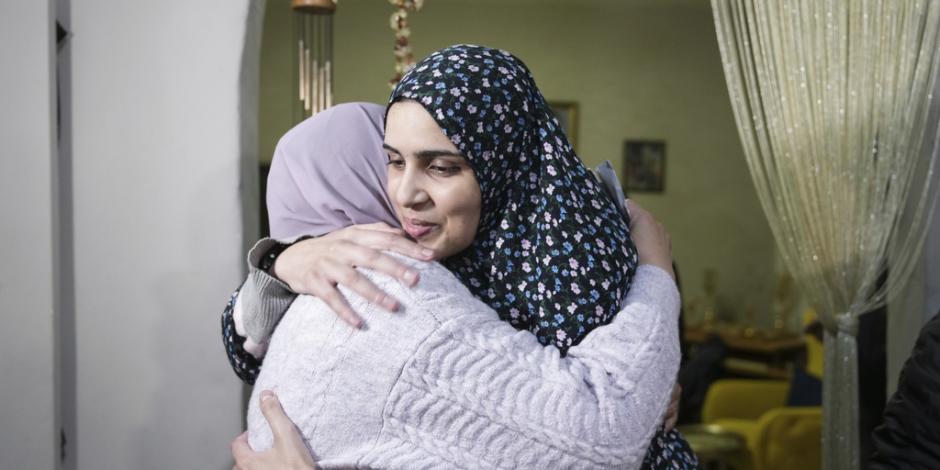 Marah Bakir (derecha), una expresa palestina liberada por las autoridades israelíes, es recibida por sus parientes en la vivienda familiar en el vecindario de Beit Hanina, en Jerusalén Este, el 24 de noviembre de 2023.