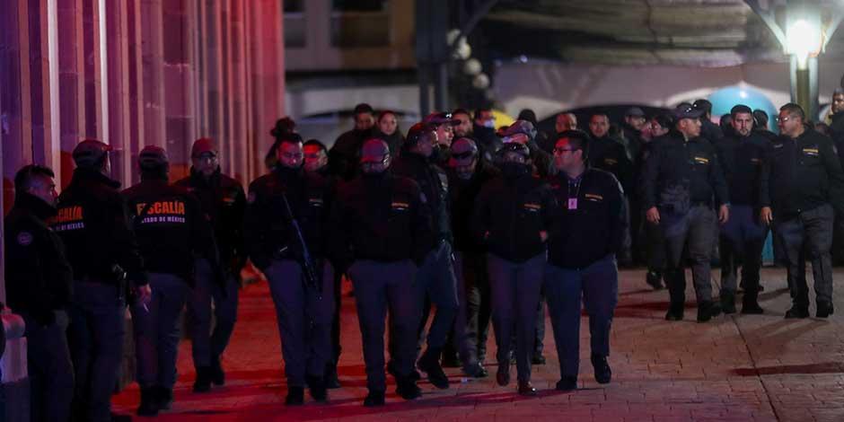 Elementos de la Fiscalía General de Justicia del Estado de México, Ejército y Guardia Nacional realizan un cateo al interior del Ayuntamiento de Toluca, así como en otros inmuebles en cumplimiento de una orden de aprehensión en contra del alcalde Raymundo Martínez Carbajal, por su presunta participación en el delito de secuestro exprés