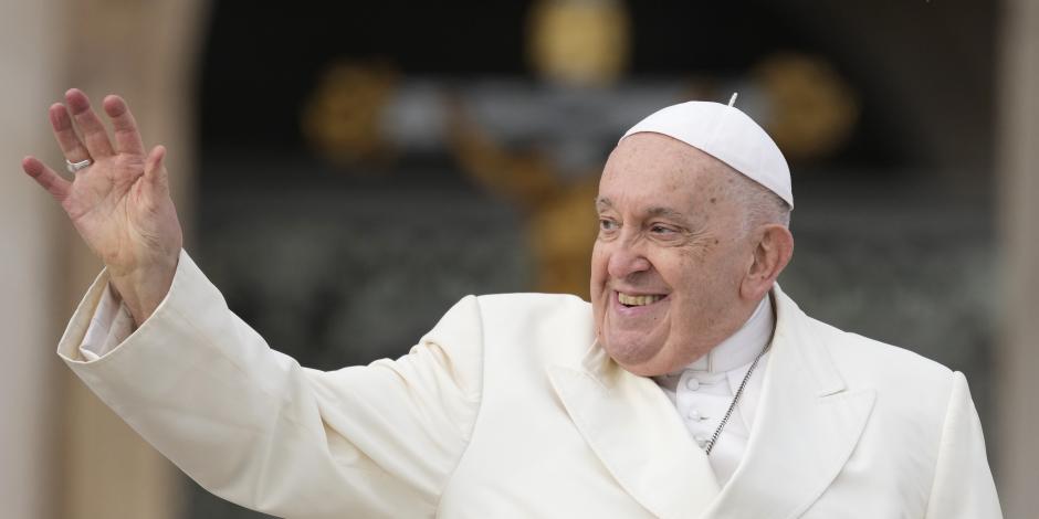 El papa Francisco sonríe mientras saluda a los fieles al final de su audiencia semanal, en la Plaza de San Pedro, en el Vaticano, el 22 de noviembre de 2023.