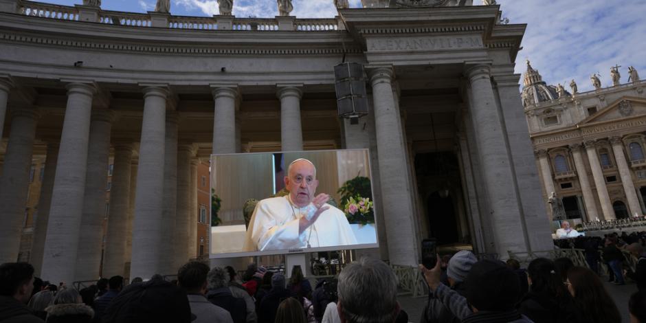 Mensaje del Papa Francisco fue transmitido en las pantallas de la plaza de San Pedro.