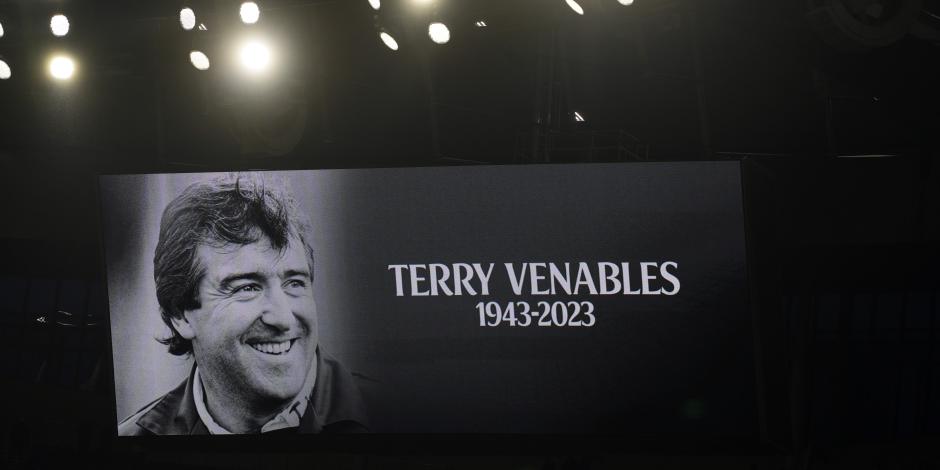 La foto del extécnico y jugador inglés Terry Venables en la pantalla del estadio Tottenham.