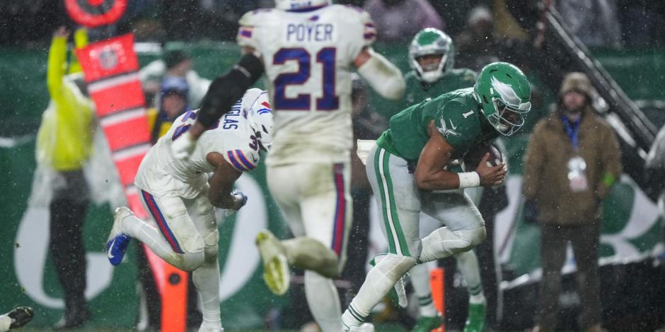 Jalen Hurts, quarterback de los Philadelphia Eagles, anota el touchdown de la victoria en contra de los Buffalo Bills durante el tiempo extra del juego de la NFL