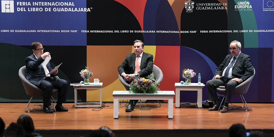 El ministro de la Corte (centro), durante su participación en la FIL 2023, ayer, en Guadalajara.