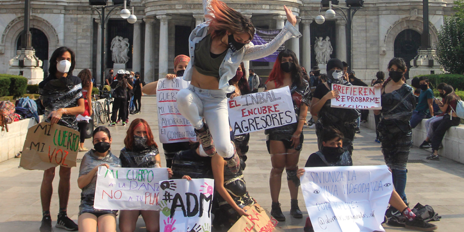Estudiantes de la Academia Mexicana de la Danza, durante una protesta por el derecho a vivir libres de violencia en abril del 2021.