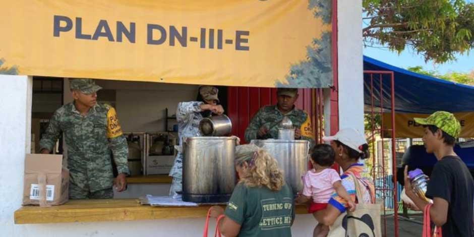 Ejército Mexicano reparte canastas básicas, despensas y agua embotellada este lunes 27 de noviembre en Acapulco y Coyuca de Benítez