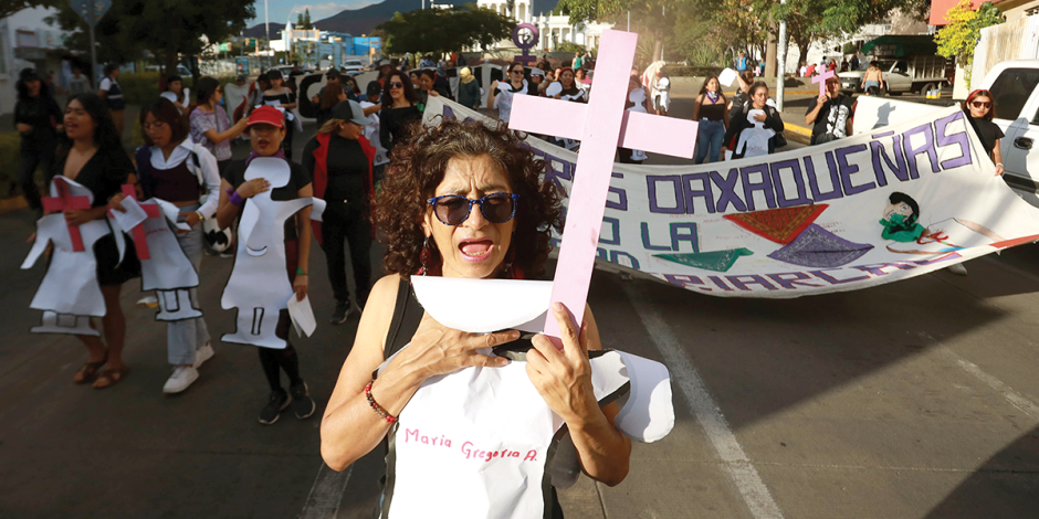 Grupos de mujeres marcharon contra la violencia de género en Oaxaca el 25 de noviembre.