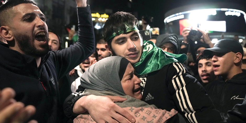 Omar Atshan, de 17 años, tras ser liberado de una prisión israelí, ayer.