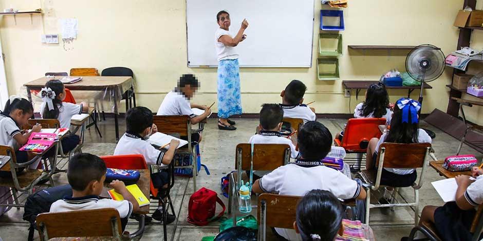Alumnos de una escuela en Acapulco toman clases