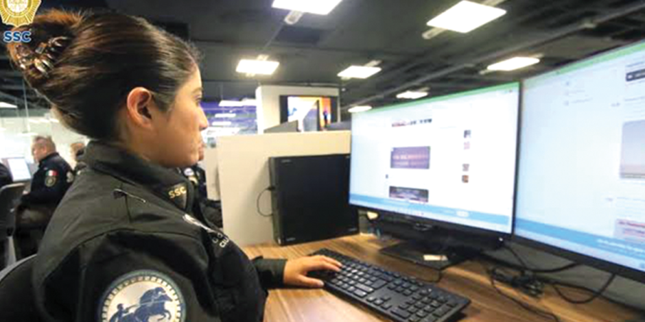 Una oficial  de la Policía Cibernética de la SSC, en pleno patrullaje digital, ayer.