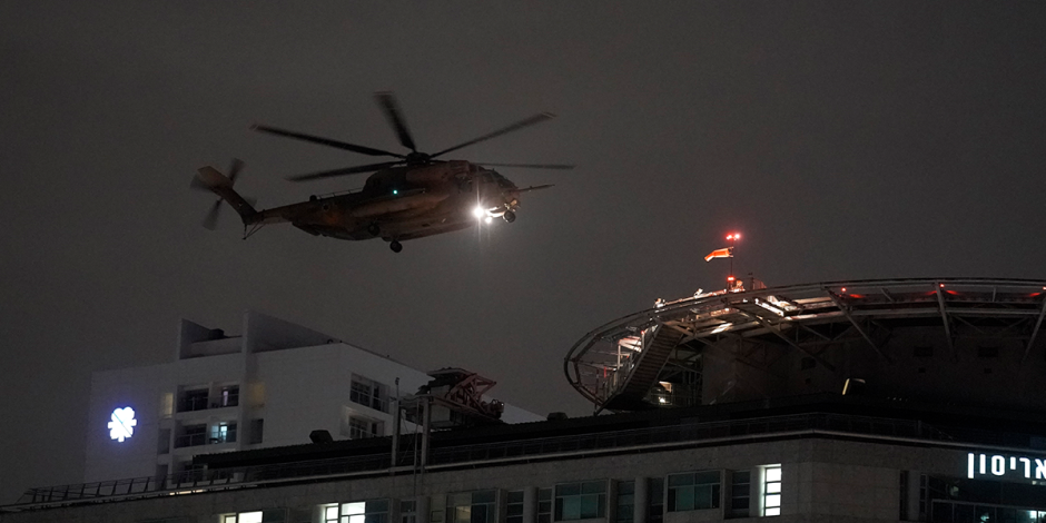 Un helicóptero israelí traslada a rehenes  liberados al  hospital, ayer.