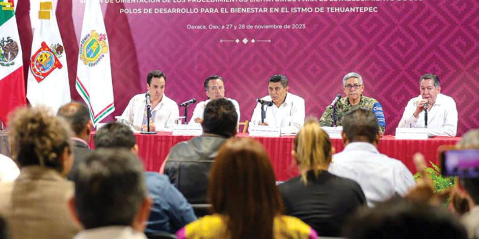 Gobernadores y funcionarios, ayer, en Oaxaca.