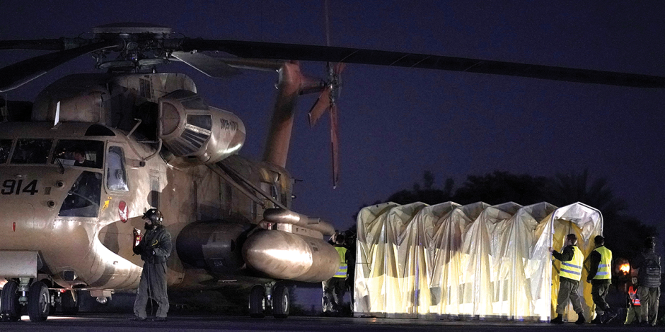 Los rehenes liberados fueron transportados  en helicóptero  al Centro Médico Sheba, ayer.