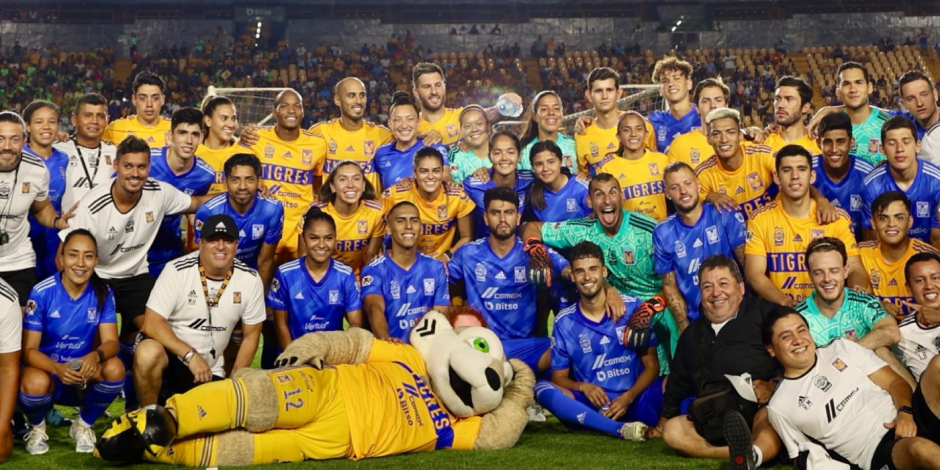 Futbolistas de los equipos femenil y varonil de Tigres durante un entrenamiento con sus aficionados.