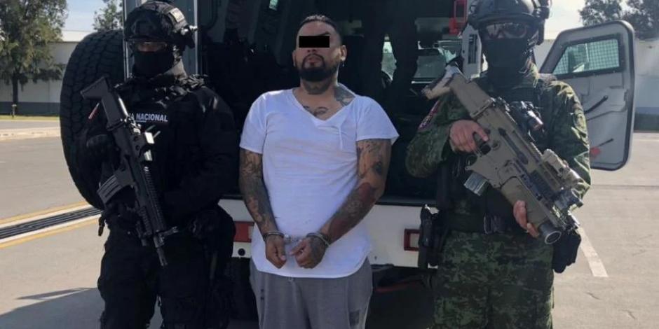El detenido antes de ser trasladado a la Ciudad de México.
