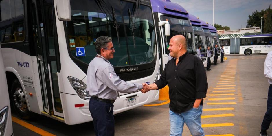 Enrique Alfaro entrega 7 nuevas unidades al servicio de Mi Macro Calzada.
