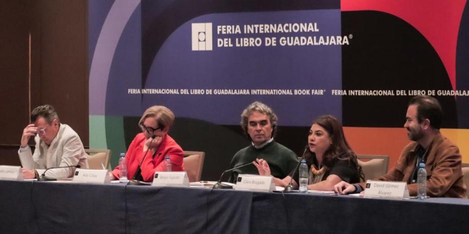 La precandidata de Morena a la Jefatura de Gobierno, Clara Brugada, al participar el la FIL, ayer.