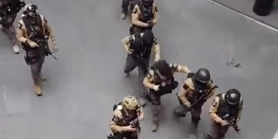 Policías de Investigación ingresaron armados a varias oficinas de la sede del Ayuntamiento de Toluca, ayer.