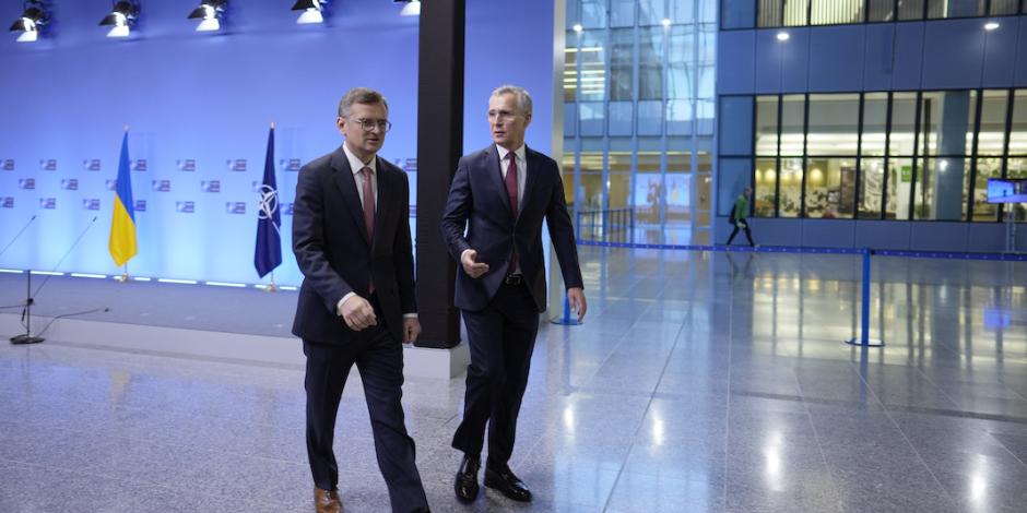 El ministro Dmytro Kuleba (izq.) y el secretario general de la OTAN, Jens Stoltenberg, ayer en Bruselas.
