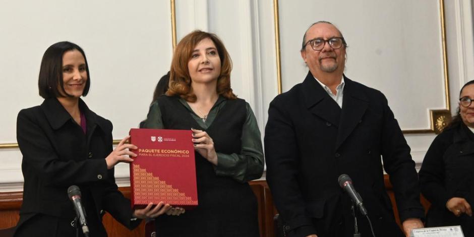 La titular de Administración y Finanzas, Luz Elena González (a la izquierda), al entregar a la presidenta del Congreso, Gabriela Salido, el paquete económico, ayer.