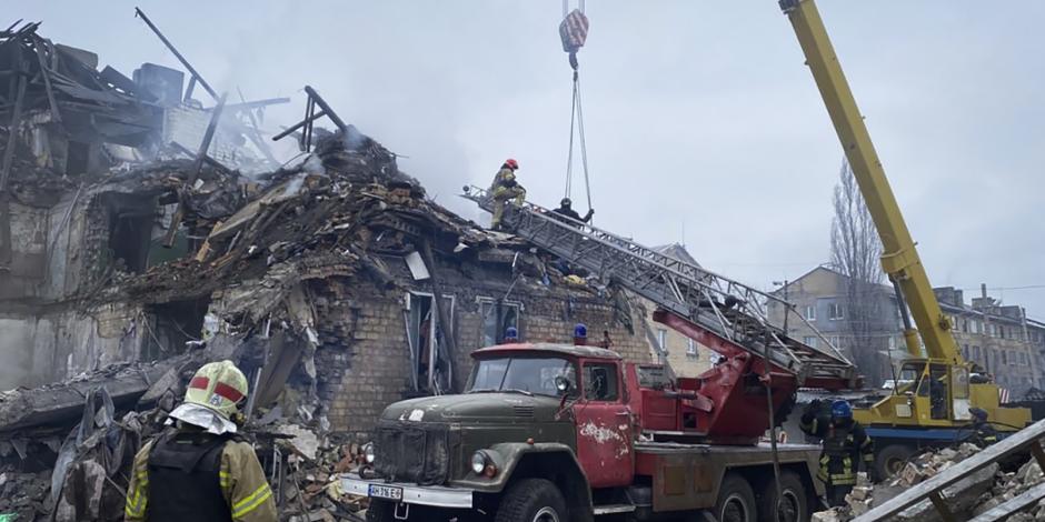 Rescatistas trabajan en el lugar donde los proyectiles dañaron un edificio en la ciudad de Novogrodivka, ayer.
