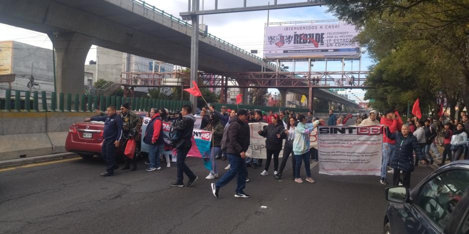 Manifestantes del sindicato de trabajadores del Colegio de Bachilleres mantiene bloqueo en Periférico Norte.