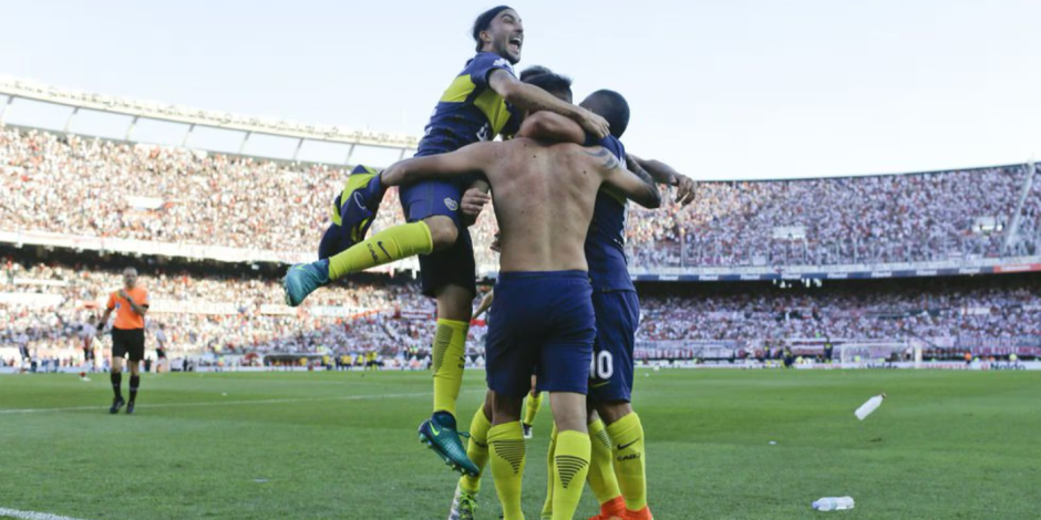 Ricardo Centurion (centro), del Boca Juniors, celebra con sus compañeros después de marca un gol frente al River Plate (2016).