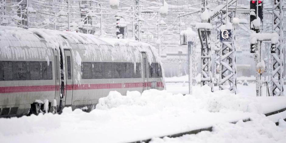 Un tren estacionada en la estación central de Múnich, Alemania, el sábado 2 de diciembre de 2023, tras una fuerte nevada