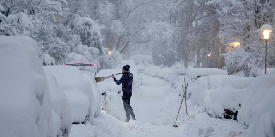 Un hombre quita nieve de su automóvil tras una fuerte nevada en Múnich, Alemania, el sábado 2 de diciembre de 2023