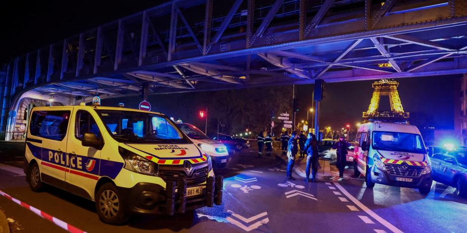 La policía francesa asegura el acceso al puente Bir-Hakeim después de un incidente de seguridad en París, Francia, el 2 de diciembre de 2023.