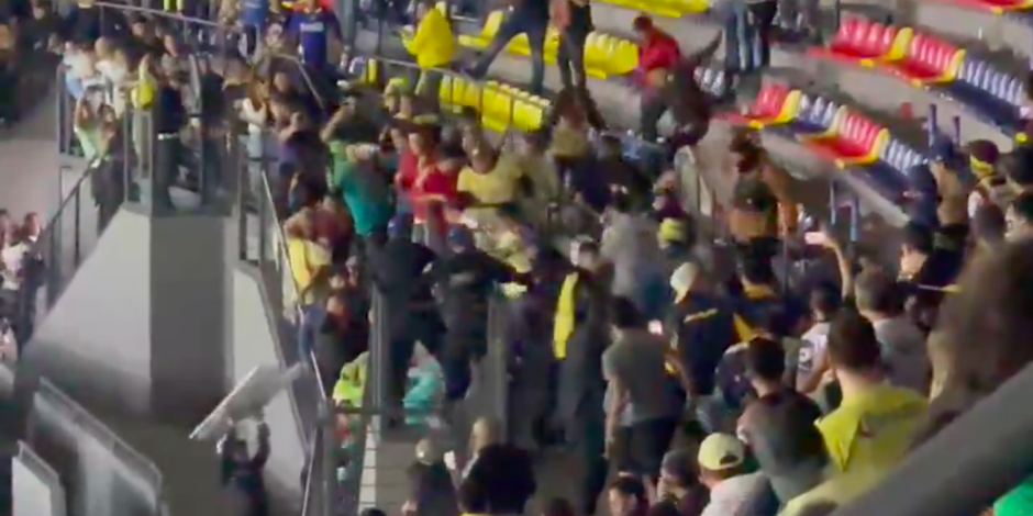 Aficionados de América y León protagonizan brutal pelea en las gradas del Estadio Azteca