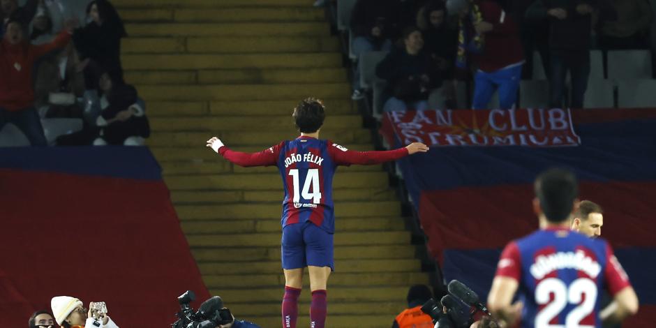 Joao Felix del Barcelona celebra tras anotar el gol de la victoria de su equipo ante el Atlético de Madrid