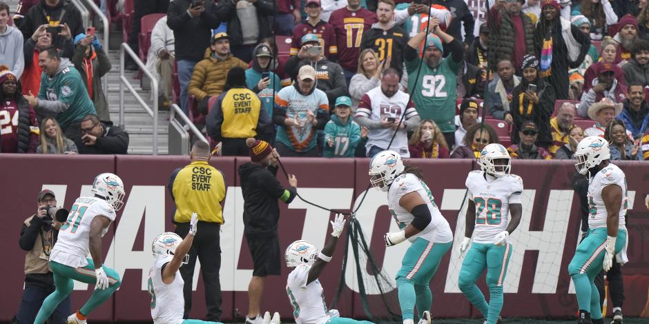 Jugadores de los Dolphins celebran un touchdown contra Washington, ayer.