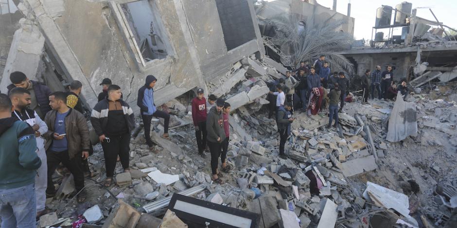 Palestinos buscan sobrevivientes tras el bombardeo israelí en Rafah, ayer.