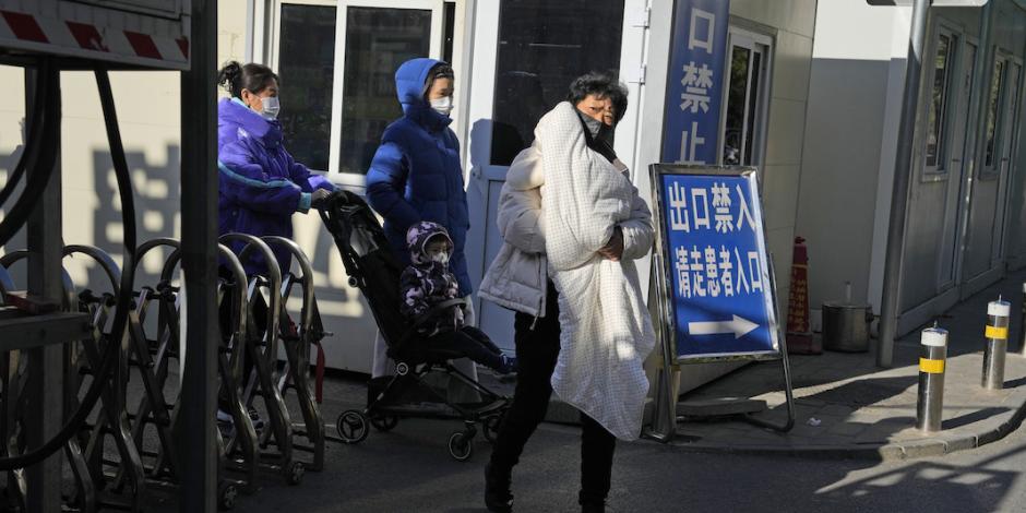 Mujeres llevan a menores al hospital en Pekín, China, el pasado 24 de noviembre.
