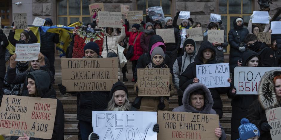 Con pancartas, manifestantes en Kiev exigen la liberación de militares de Mariupol bajo cautiverio ruso, ayer.