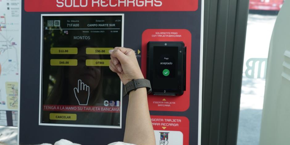 Las máquinas del Metrobús aceptan pagos sin contacto, así como recarga de las tarjetas de Movilidad Integrada o aproximando plásticos de débito y crédito, billeteras electrónicas y dispositivos inteligentes.