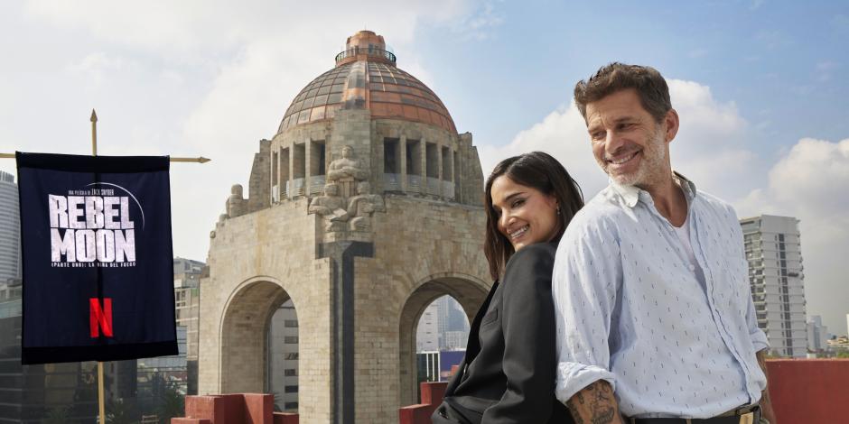 La actriz Sofia Boutella y el director Zack Snyder, ayer en el Frontón México.