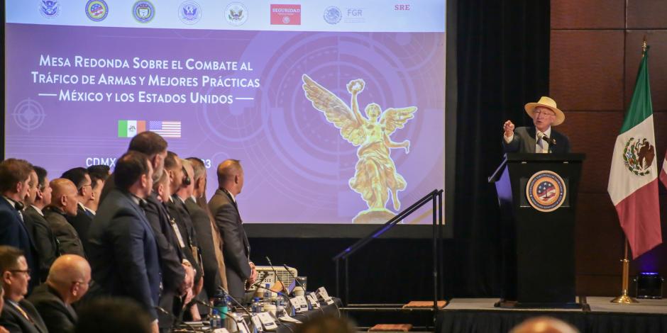 El embajador de EU en México, Ken Salazar, ayer, en un foro en la Cancillería.