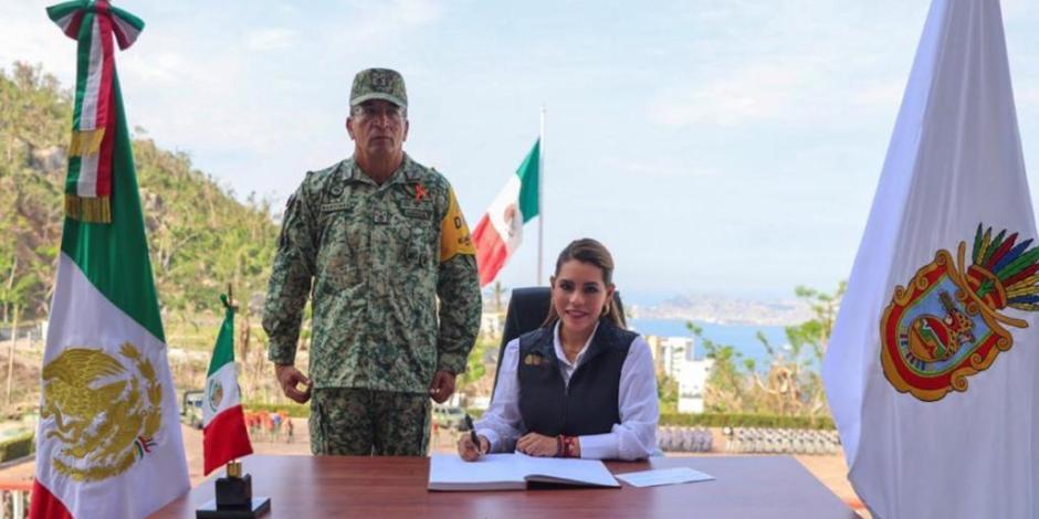 La gobernadora Evelyn Salgado Pineda y el comandante de la 9a Región Militar, Enrique Martínez López, ayer.