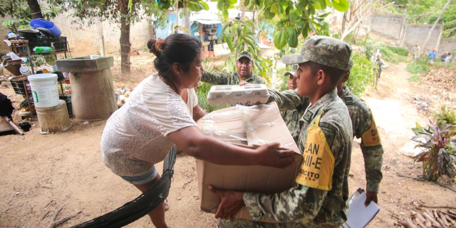 Soldados entregan despensas casa por casa en San Miguel, una de las zonas altas de Acapulco.