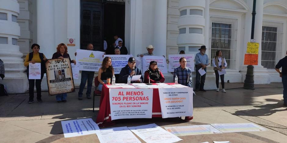Protesta del Comité de Cuenca del Río Sonora a las afueras del Palacio de Gobierno, ayer en Hermosillo.