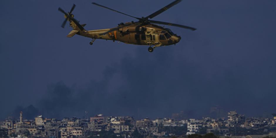 Tropas de Netanyahu vigilan vía aérea la frontera con Gaza, ayer.
