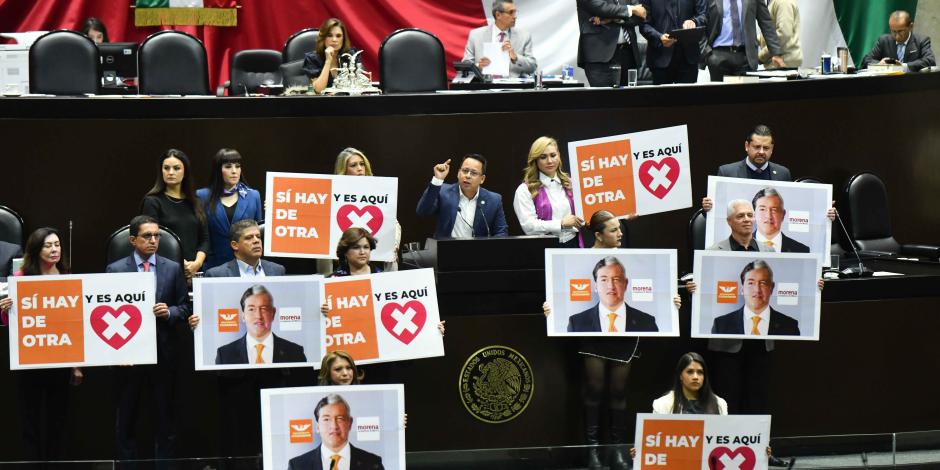 Diputados de oposición muestran pancartas en las que exponen supuesta alianza de Morena y MC, ayer en San Lázaro.