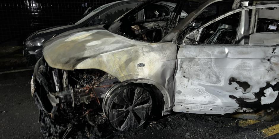 Uno de los vehículos a los que hinchas del Santos le prendieron fuego luego del descenso del equipo brasileño.