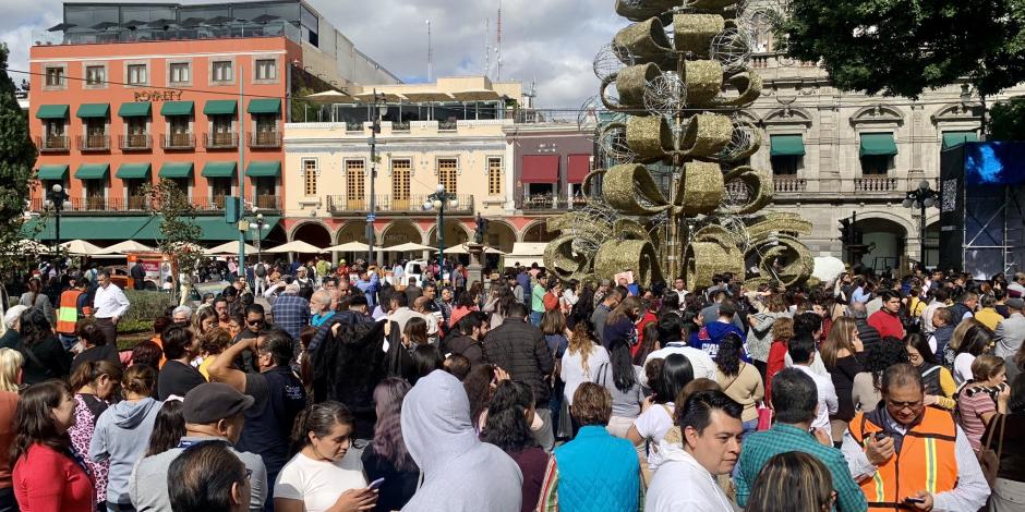 Tras el temblor de 5.7 grados con epicentro en Chiautla de Tapia, decenas de personas se congregaron en el Zócalo de Puebla. El temblor se sintió en otros estados como Guerrero, Morelos, Tlaxcala, Michoacán, Estado de México y la CDMX.