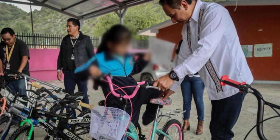 Estudiantes indígenas de Hidalgo reciben bicicletas para llegar a su escuela.