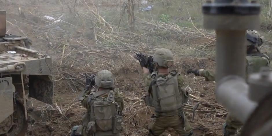 Soldados israelíes avanzan contra Hamas tras descubrir nueva infraestructura rival, ayer.