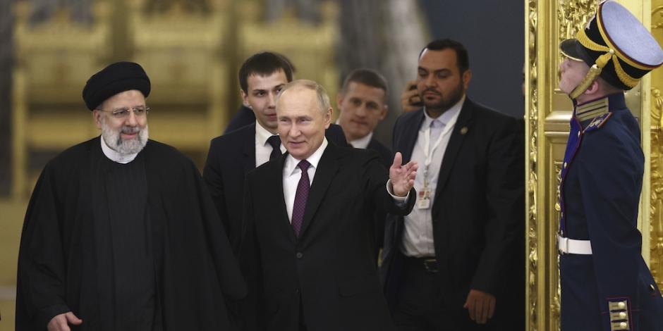 Vladimir Putin (de corbata vino) junto a su homólogo iraní, Ebrahim Raisi, ayer.