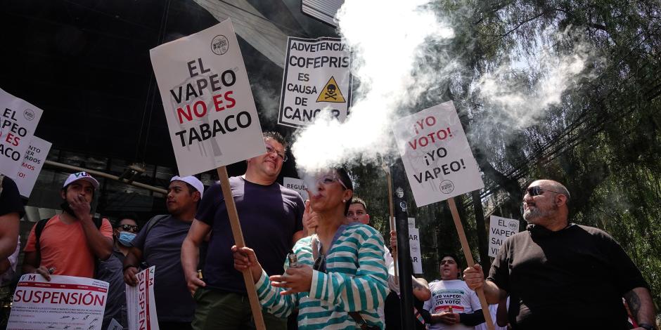 Usuarios de vapeadores protestan frente a la Cofepris, el 3 de junio del 2022.