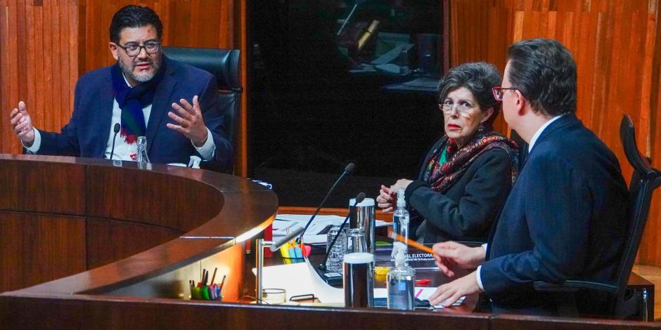 Reyes Rodríguez, Janine Otálora y Felipe de la Mata, ayer, en sesión del pleno.